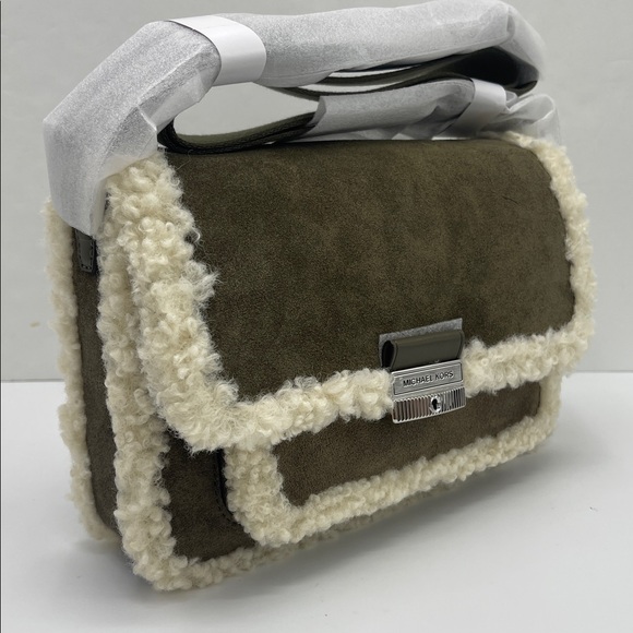 MICHAEL KORS Bradshaw Medium Suede and Faux Shearling Messenger Bag
Olive 
NWT - Picture 2 of 16